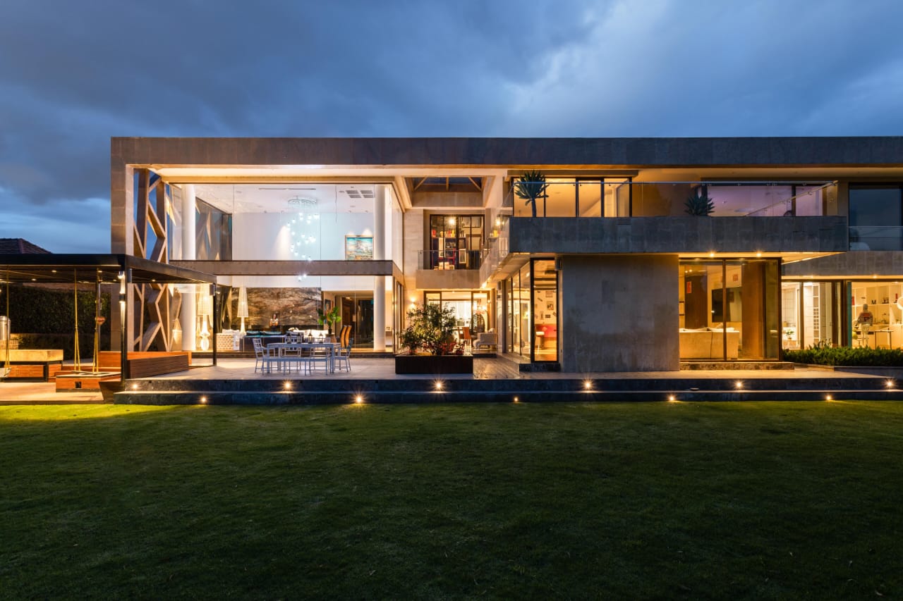 Illuminated modern residence at dusk built by Nelukalo RI Enterprises
